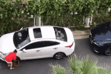 Ô tô bị khóa bánh, người phụ nữ lấy kìm cắt khóa và lái xe đi sau 30 giây