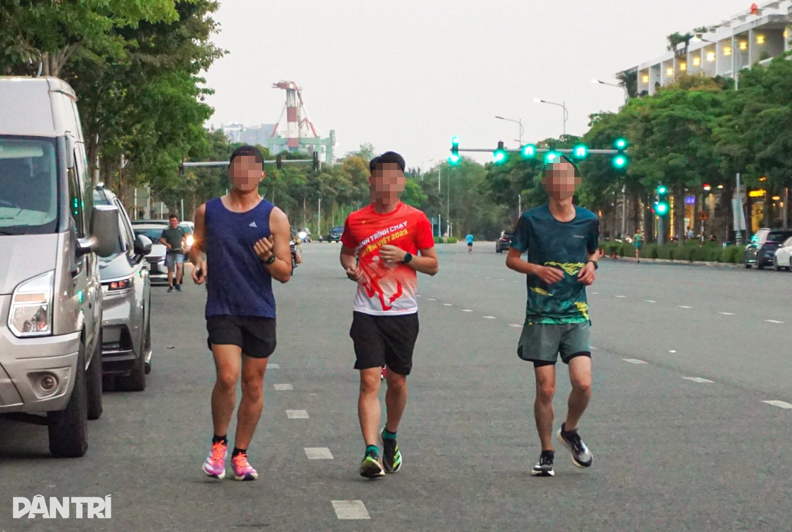 Hàng đoàn người trẻ chạy bộ dàn hàng dưới lòng đường ở TPHCM - 1 Hàng đoàn người trẻ chạy bộ dàn hàng dưới lòng đường ở TPHCM - 1