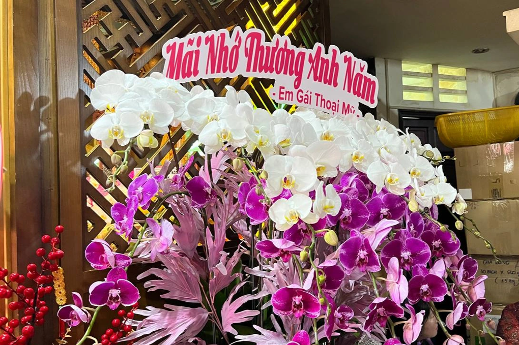 Giỗ đầu NSƯT Vũ Linh: YouTuber vây kín, con gái xúc động chia sẻ sau ồn ào - 9 Giỗ đầu NSƯT Vũ Linh: YouTuber vây kín, con gái xúc động chia sẻ sau ồn ào - 9