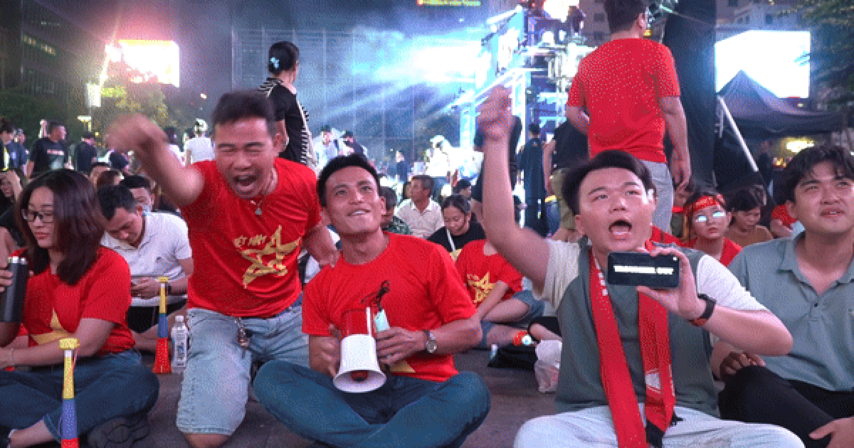 Video: Người hâm mộ bức xúc khi đội tuyển Việt Nam thua cuộc | Báo Dân trí