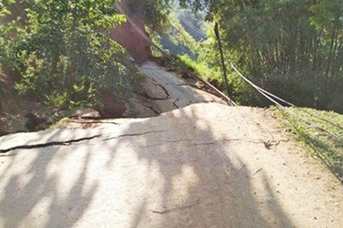 Sạt lở 50m đường ở Yên Bái, huyện Trạm Tấu bị cô lập hoàn toàn