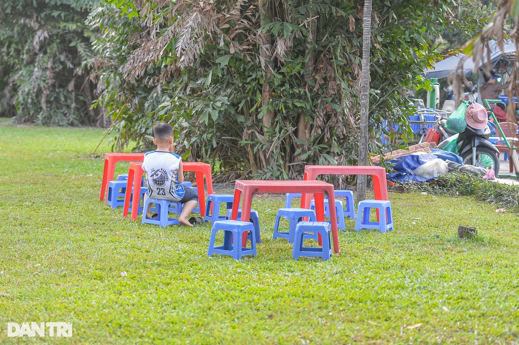 Chợ đồ cũ họp trong công viên, tiểu thương cầm dao hỗn chiến - 4 Chợ đồ cũ họp trong công viên, tiểu thương cầm dao hỗn chiến - 4
