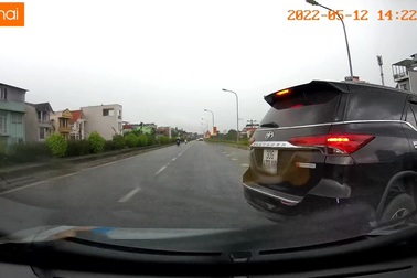 Ô tô gây tai nạn vì bật xi-nhan kiểu "dương đông kích tây"