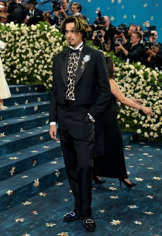 Kim Kardashian gây sốc khi vào top nghệ sĩ mặc "thảm họa" tại Met Gala - 15