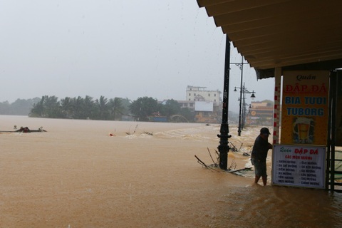 Mưa lớn kéo dài, nước dâng cao, lo lũ chồng lũ ở Huế