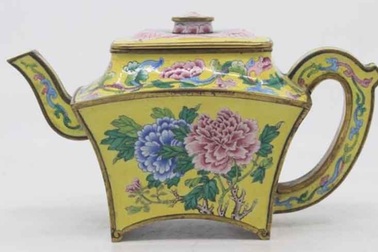 Tìm thấy trong gara, bình cổ thời Càn Long bán giá cao kỷ lục nửa triệu USD