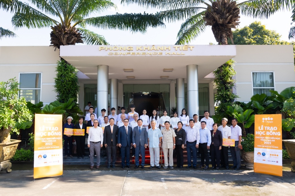Công ty 4 Oranges tặng 400 suất học bổng cho học sinh, sinh viên tỉnh Long An - 5 Công ty 4 Oranges tặng 400 suất học bổng cho học sinh, sinh viên tỉnh Long An - 5