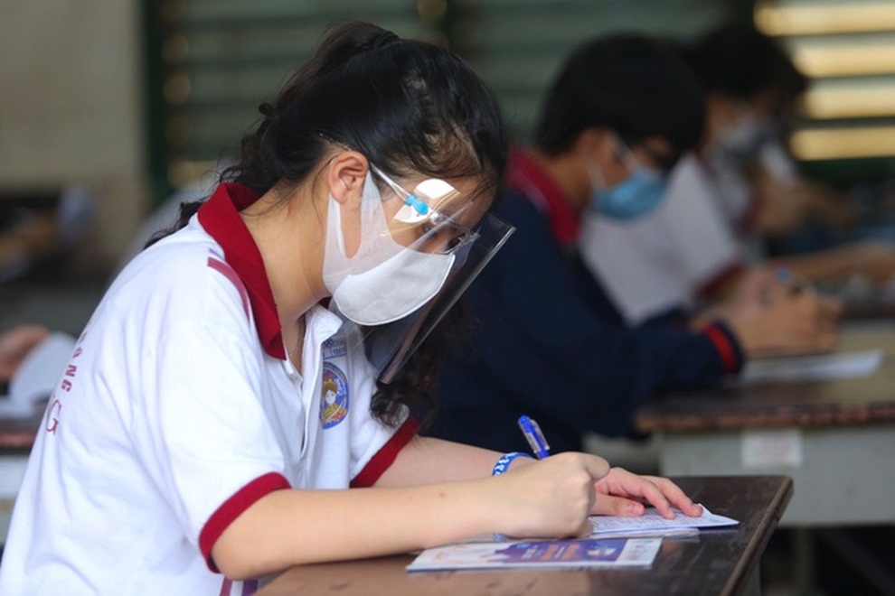 Điểm chuẩn ĐH Ngân hàng TPHCM tăng mạnh, ĐH Quốc tế dễ thở hơn - 1 Điểm chuẩn ĐH Ngân hàng TPHCM tăng mạnh, ĐH Quốc tế dễ thở hơn - 1