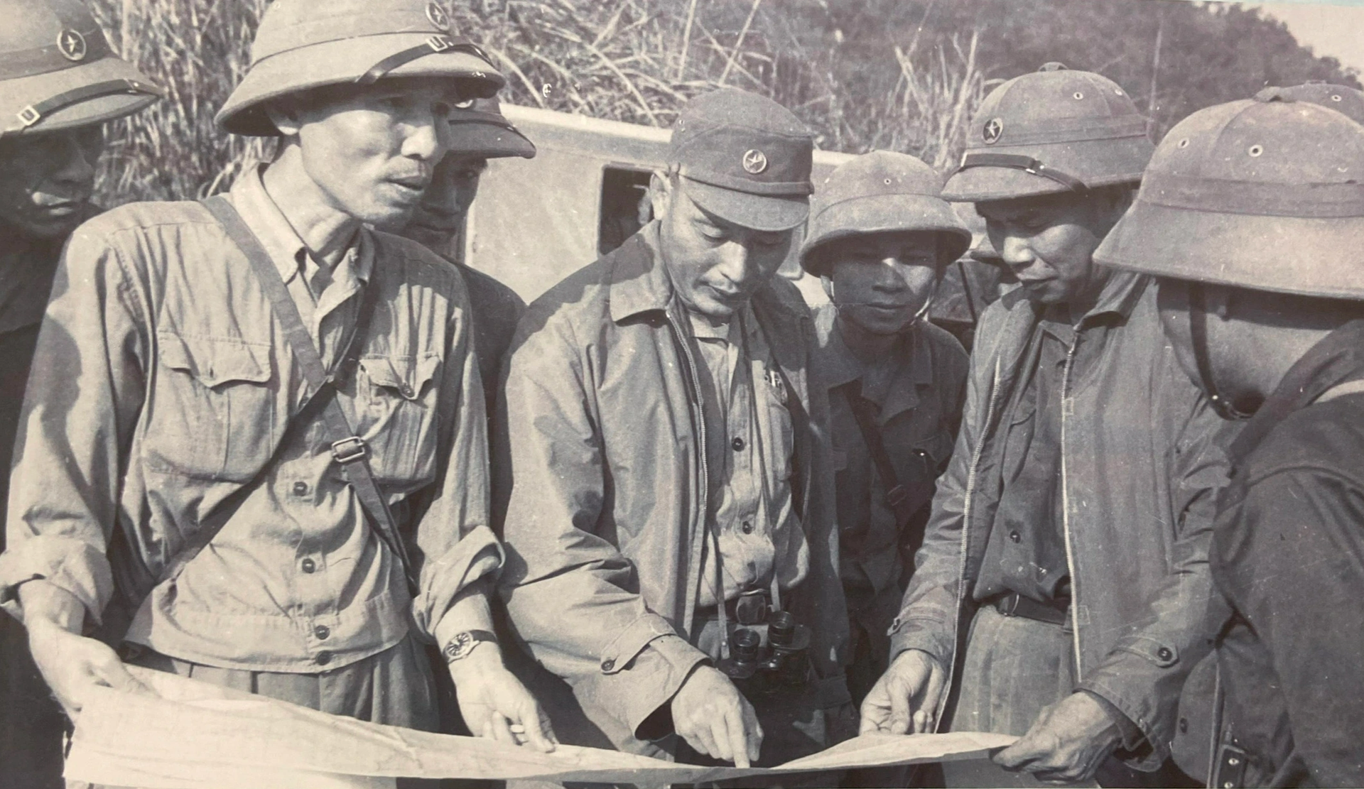 Nhìn lại những hình ảnh quý về vị Tư lệnh đường Trường Sơn huyền thoại - 3 Nhìn lại những hình ảnh quý về vị Tư lệnh đường Trường Sơn huyền thoại - 3