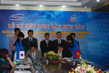 Gần 3 tỷ đồng học bổng dành cho sinh viên năm cuối ngành Công nghệ Thông tin Ðiện tử Viễn thông