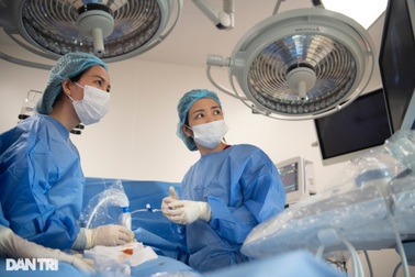 Bác sĩ nín thở "mò kim đáy bể" cứu thai nhi bị bó chặt trong bụng mẹ