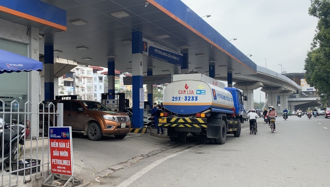 Cây xăng ở Hà Nội treo biển hết hàng, khách ngậm ngùi quay xe - 3 Cây xăng ở Hà Nội treo biển hết hàng, khách ngậm ngùi quay xe - 3