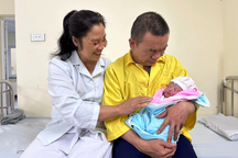 Bà nội U60 bất ngờ phát hiện mang thai sau khi thấy bụng "động đậy"