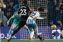 Ngôi sao Nhật Bản gây sốt với siêu phẩm vào lưới Chelsea, được ví như Messi