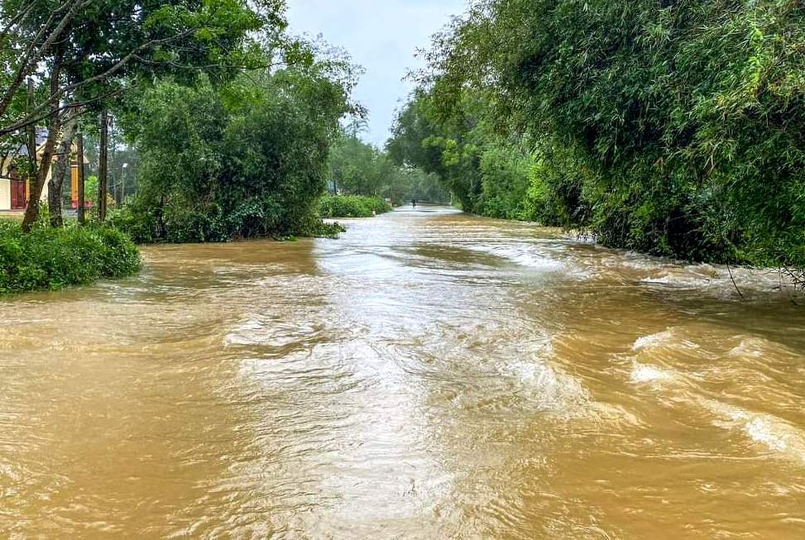 Người phụ nữ đi chợ bị nước lũ cuốn tử vong thương tâm - 1 Người phụ nữ đi chợ bị nước lũ cuốn tử vong thương tâm - 1