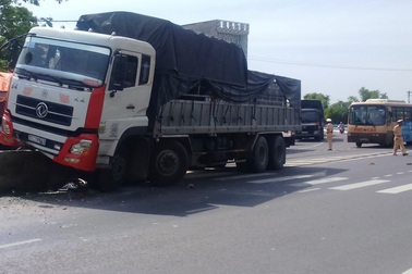 Người đi xe đạp thoát chết hi hữu khi bị cuốn vào gầm ôtô tải