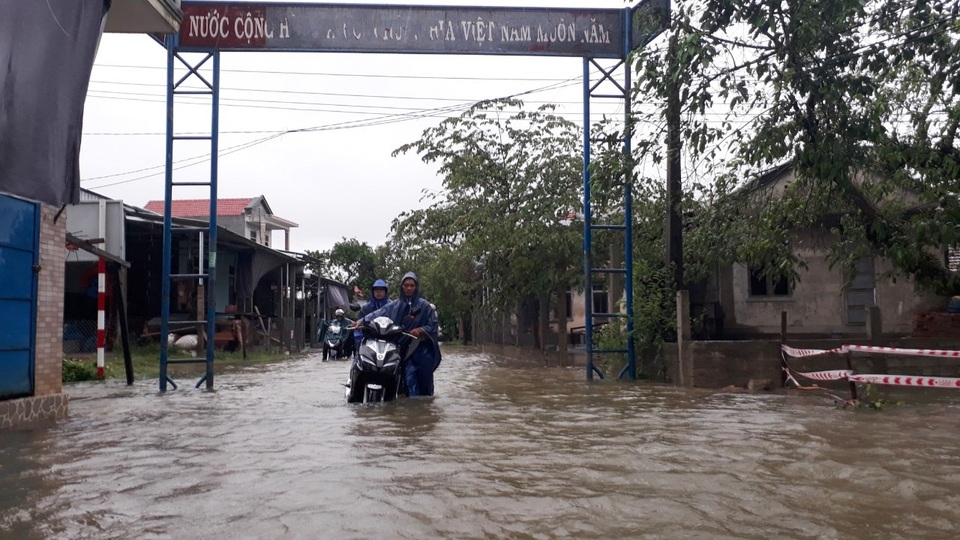 Nhiều đường tỉnh lộ ngập hơn cả mét - 3 Nhiều đường tỉnh lộ ngập hơn cả mét - 3