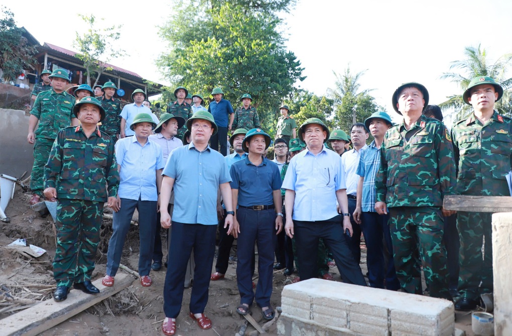 Phó Thủ tướng Hồ Đức Phớc: Không để người dân vùng lũ rơi vào cảnh đứt bữa - 1 Phó Thủ tướng Hồ Đức Phớc: Không để người dân vùng lũ rơi vào cảnh đứt bữa - 1