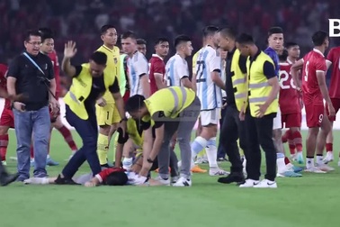 CĐV Indonesia lao xuống sân ôm Garnacho