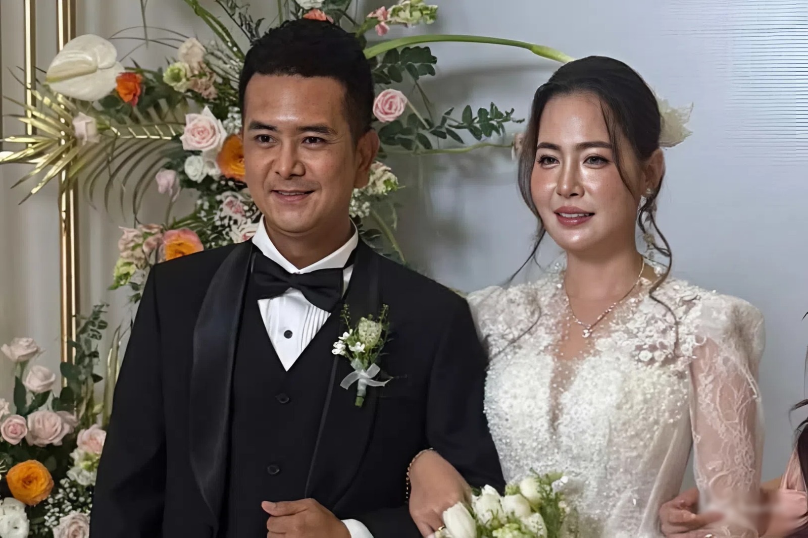 Hùng Thuận Đất phương Nam khóa môi vợ trong lễ cưới - 1