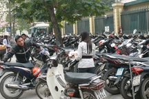 Hà Nội yêu cầu thu giấy phép điểm giữ xe “thổi giá”