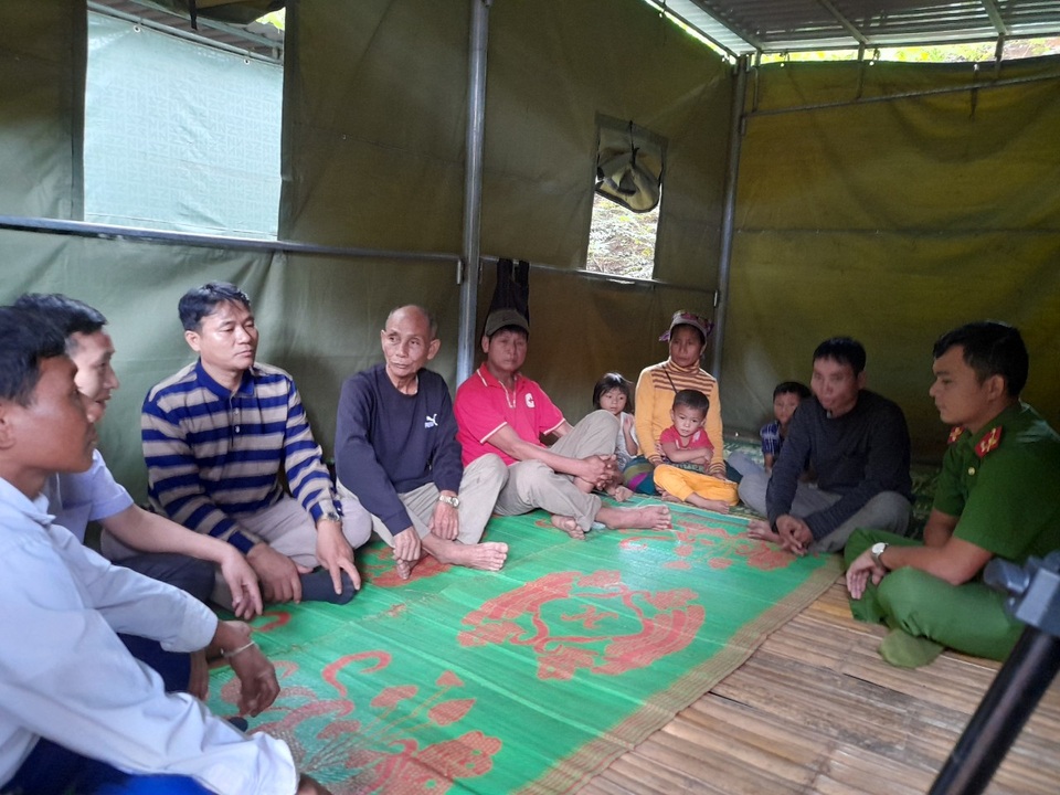 Sơ tán hàng trăm hộ dân đến khu lán trại tập trung - 8 Sơ tán hàng trăm hộ dân đến khu lán trại tập trung - 8