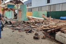 Sập tường trong lúc tháo dỡ nhà, 2 người thương vong