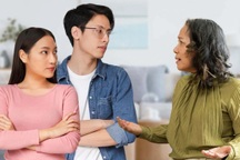 Mang quà quê lên cho con gái, tôi òa khóc vì câu nói này của con rể