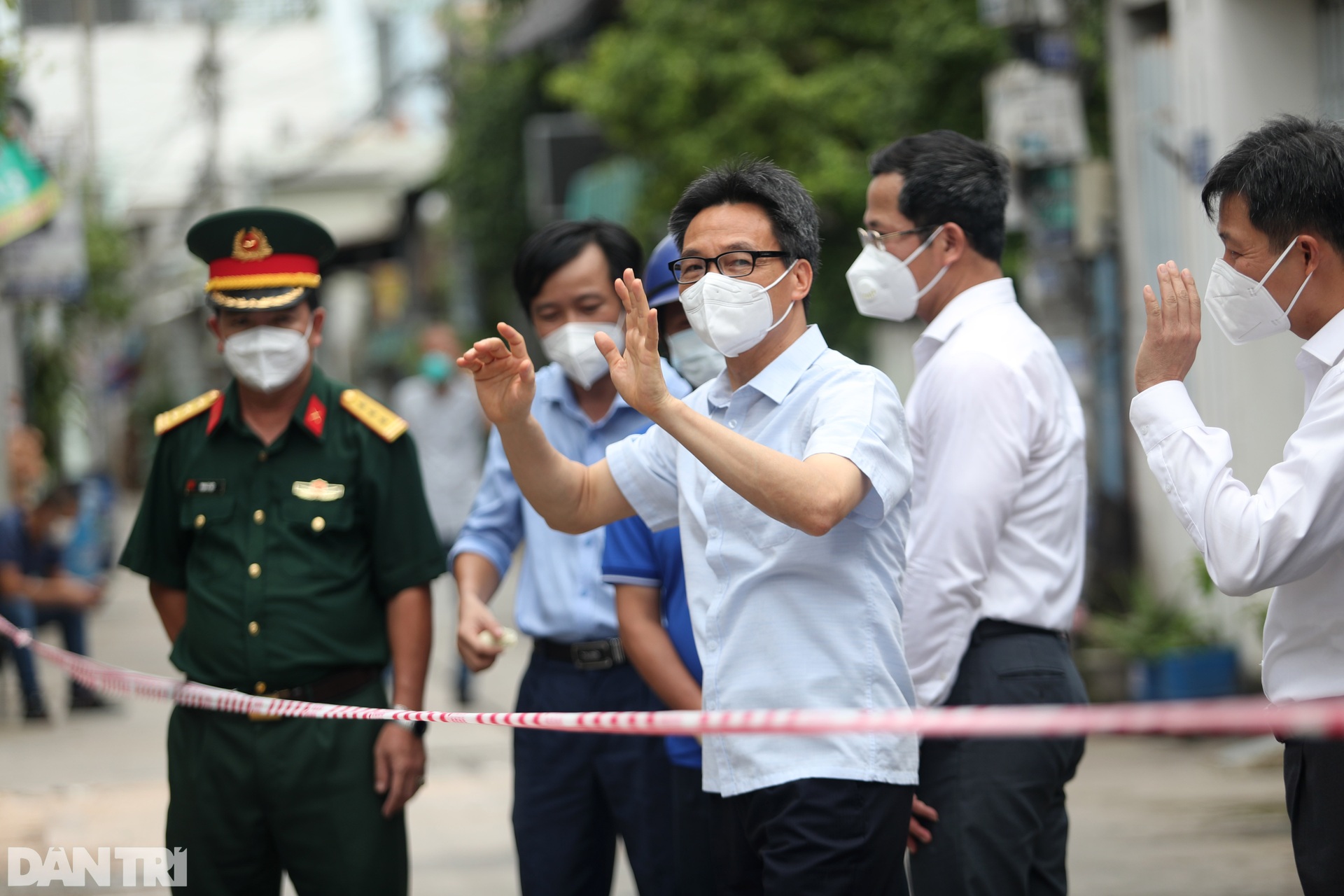 Phó Thủ tướng Vũ Đức Đam đi thăm F0, hướng dẫn người dân tự test Covid-19 - 1 Phó Thủ tướng Vũ Đức Đam đi thăm F0, hướng dẫn người dân tự test Covid-19 - 1