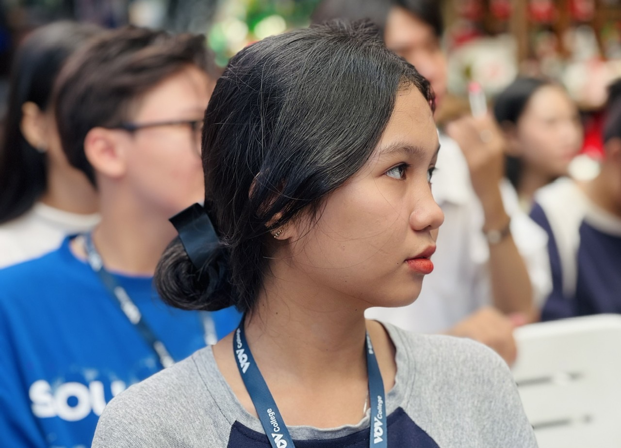 Pensyarah wanita menanggalkan topeng muka berkerut, bercerita tentang misi seorang guru - 3 Nữ giảng viên gỡ chiếc mặt nạ cau có, nói về sứ mệnh người thầy - 3