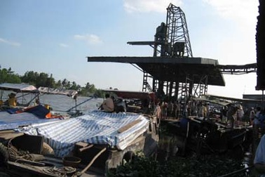 Sà lan "đua tốc độ", đâm chìm nhiều ghe chở gạo