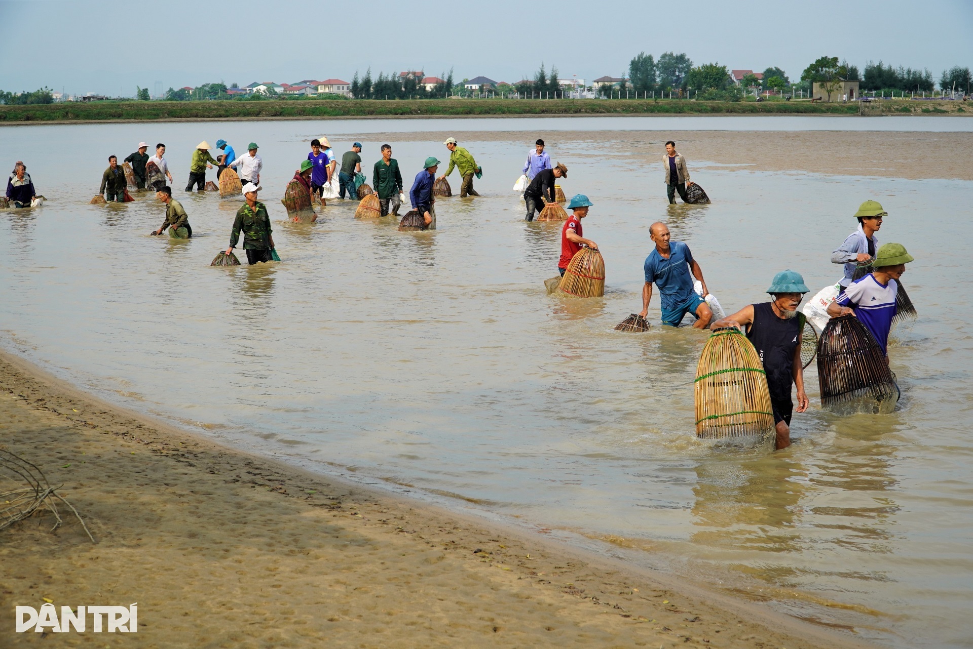 ពលរដ្ឋសម្រុកទិញសំបុត្រចូលរួមប្រកួតចាប់ត្រីម្ចាស់បឹងបានជិតដប់លានដុង - 7 Dân phố lũ lượt mua vé thi nhau nơm cá, chủ hồ thu gần chục triệu đồng - 7