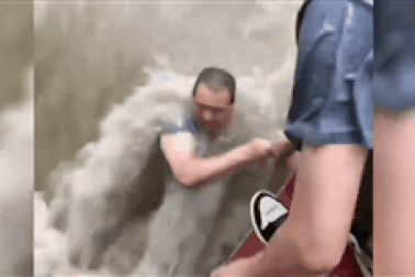 Cảnh khốn khổ của người Trung Quốc sau trận lũ "nghìn năm có một"