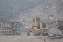 Nam công nhân bị tai nạn ở mỏ đá hoạt động trái luật