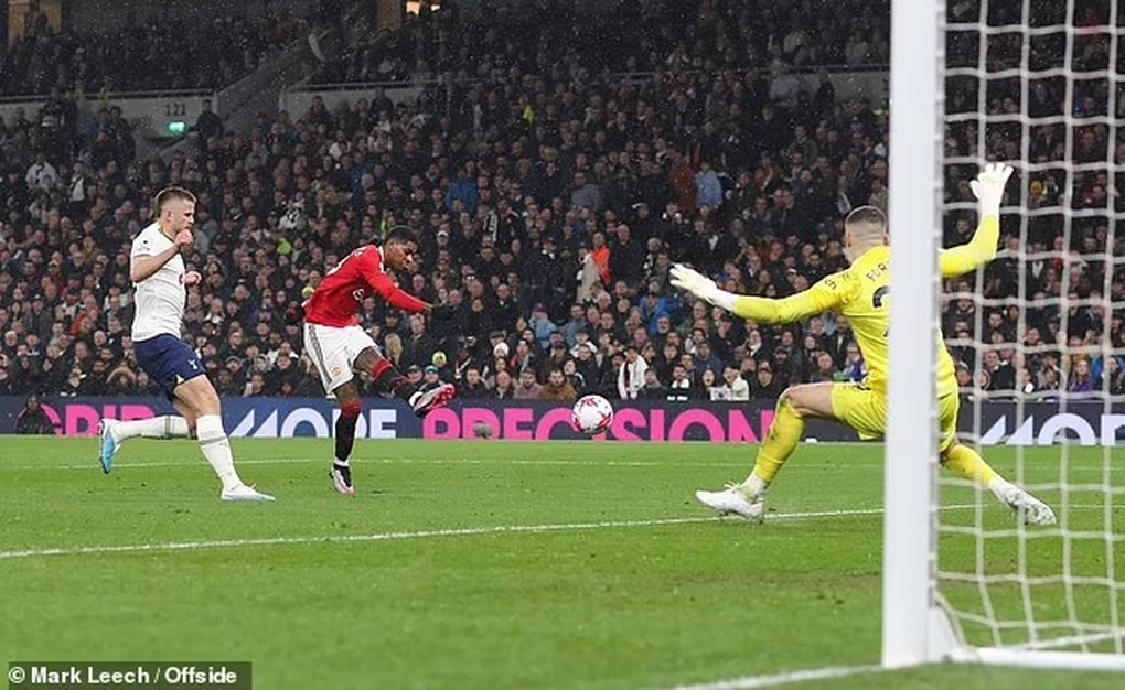 Cổ động viên chế nhạo HLV Ten Hag sau trận hòa xấu hổ của Man Utd - 1 Cổ động viên chế nhạo HLV Ten Hag sau trận hòa xấu hổ của Man Utd - 1