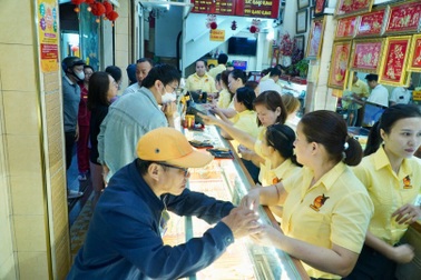 Nghịch lý đu đỉnh vàng 100 triệu đồng/lượng: Cảnh báo "vào lỗ, ra thì kẹt"