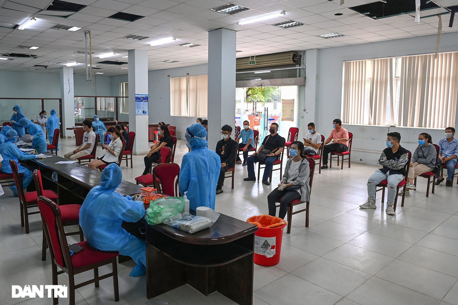 Hình ảnh ngày đầu xét nghiệm Covid-19 cho hơn 6.000 dân từ TPHCM về Hà Nội - 7 Hình ảnh ngày đầu xét nghiệm Covid-19 cho hơn 6.000 dân từ TPHCM về Hà Nội - 7