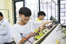 Học trò vùng cao xuống núi học nghề: Thầy dạy từ cách dùng móc áo