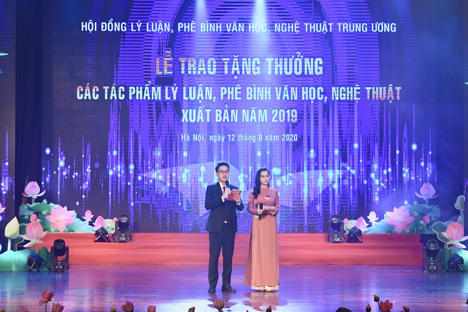 Trao tặng thưởng 15 tác phẩm lý luận, phê bình Văn học Nghệ thuật - 1 Trao tặng thưởng 15 tác phẩm lý luận, phê bình Văn học Nghệ thuật - 1