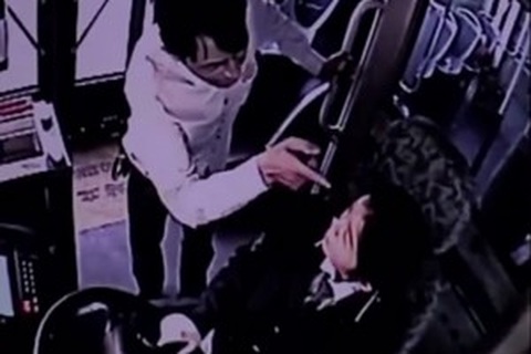 Clip “gã trai tấn công nữ tài xế xe buýt” gây bất bình Internet tuần qua