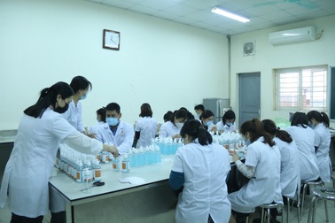 Một đại học chi 2 tỷ đồng pha chế gel rửa tay sát khuẩn tặng cộng đồng