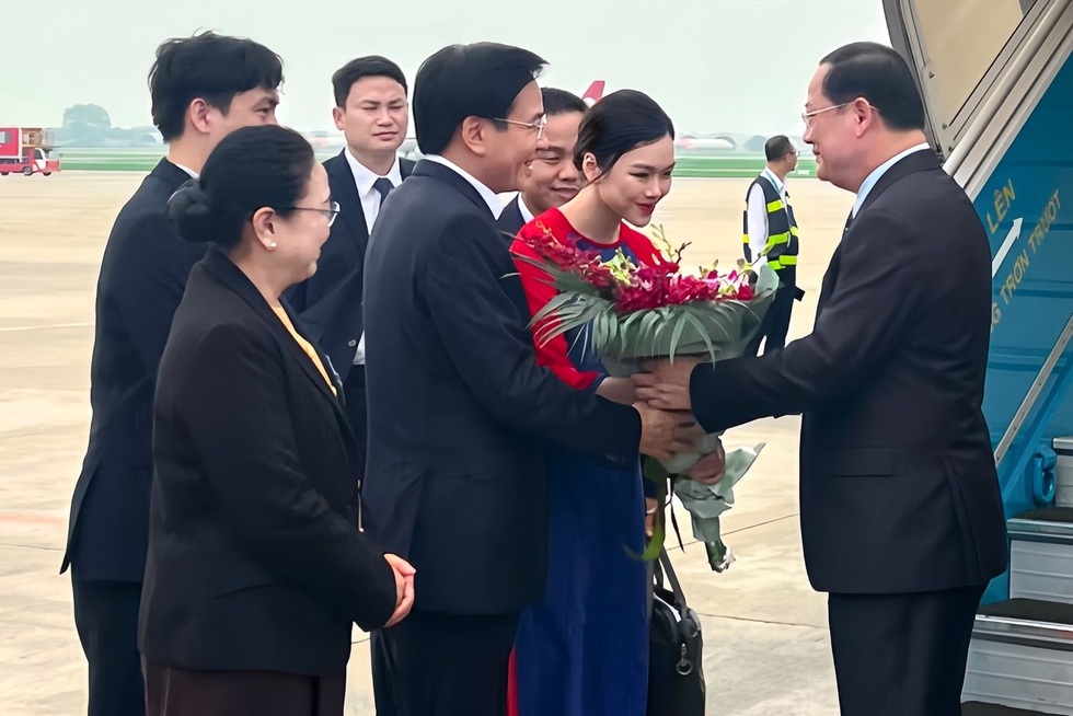 Nữ sinh Ngoại giao vinh dự được tặng hoa Thủ tướng Lào là ai?