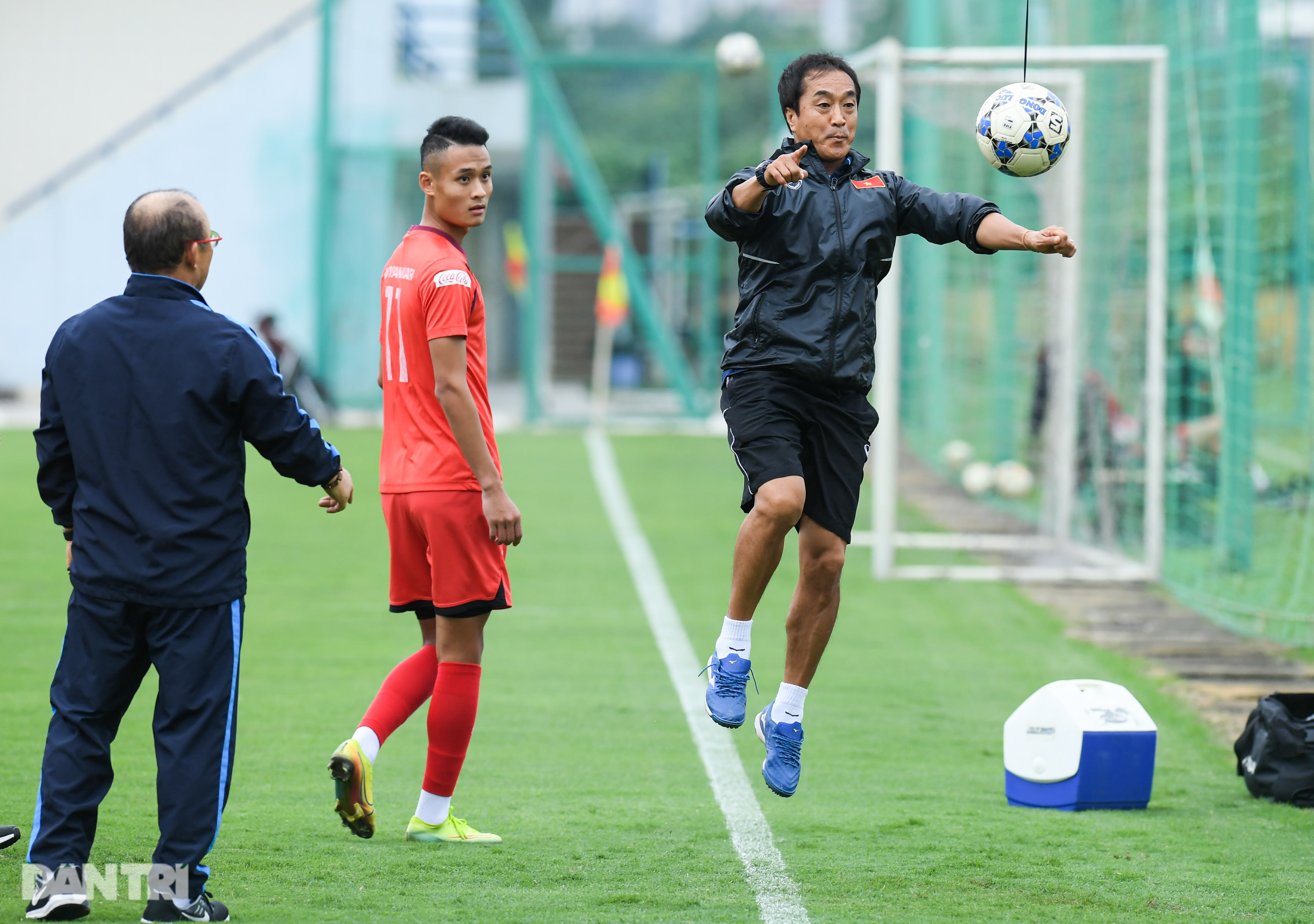 Thầy Park nhăn mặt, hướng dẫn học trò tới bung giày - 11 Thầy Park nhăn mặt, hướng dẫn học trò tới bung giày - 11