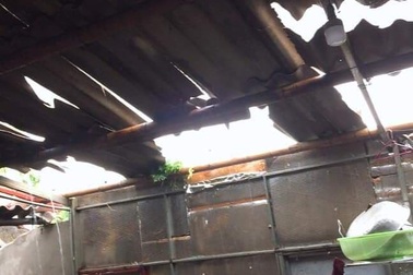 Lốc xoáy "thổi" sập nhà dân, 2 người bị thương