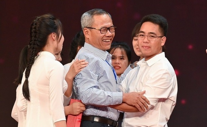 Ông Nguyễn Trung Chắt và các con tại Lễ tuyên dương Những gương sáng thầm lặng vì cộng đồng.