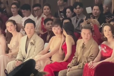 Trấn Thành và Hari Won hào hứng xem show thời trang