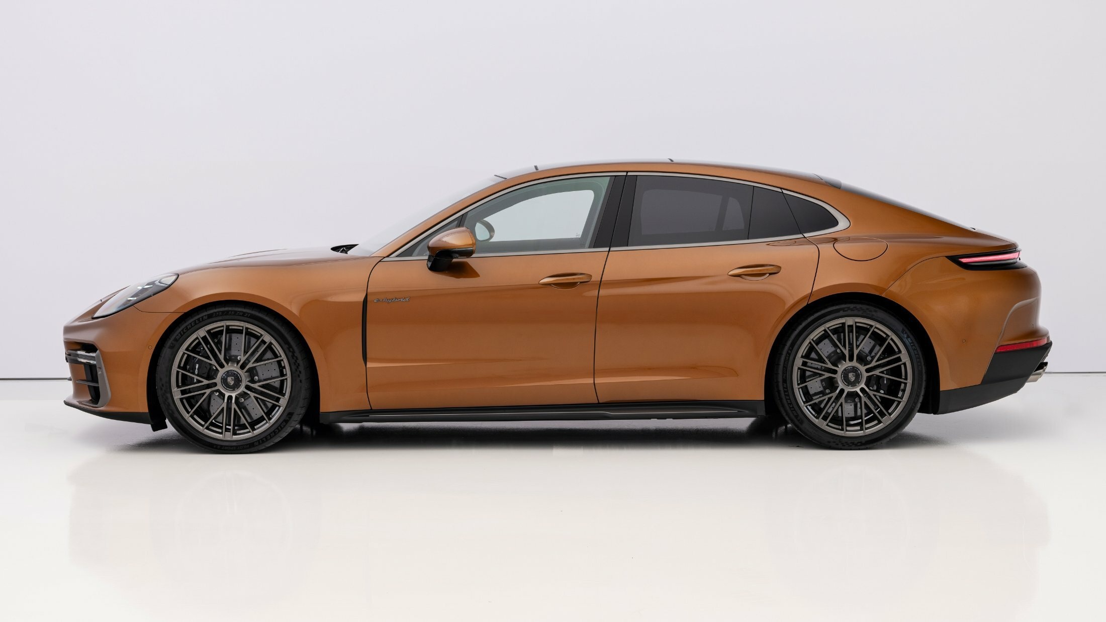 Porsche Panamera 2024 bước sang thế hệ mới, có 4 bản E-Hybrid - 3