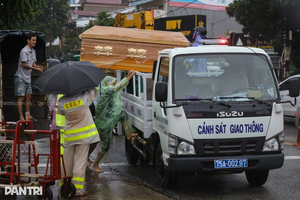 Những kỷ lục buồn trong đợt mưa lũ lịch sử ở miền Trung - 7 Những kỷ lục buồn trong đợt mưa lũ lịch sử ở miền Trung - 7