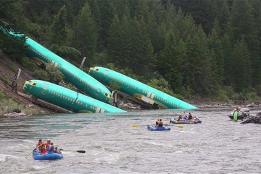 3 thân máy Boeing 737 “phơi mình” bên sông