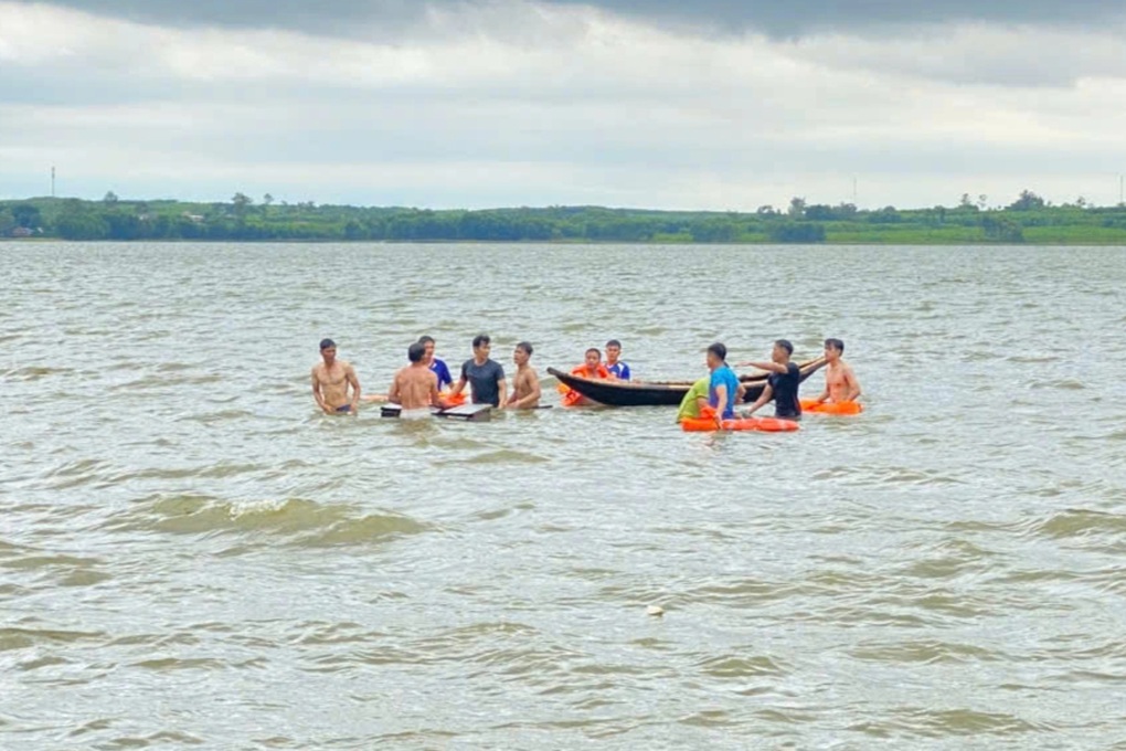 Thuyền chở 2 người lật trước khi bão đổ bộ, một phụ nữ tử vong - 1